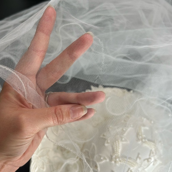 Elegant western southern White Bridal Veil with Hat- some holes in veil - Picture 6 of 7